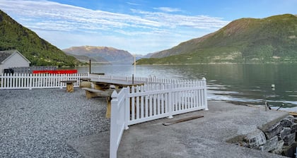 Stunning home in Vallavik with WiFi