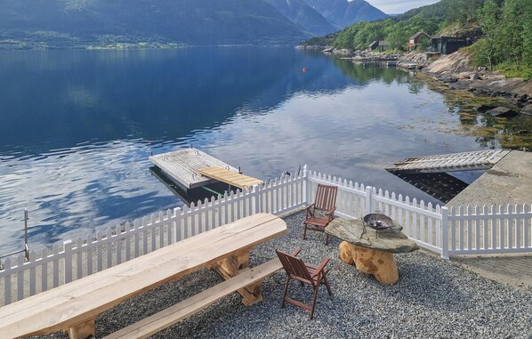Outdoor dining - Stunning home in Vallavik with WiFi (Vallavik)