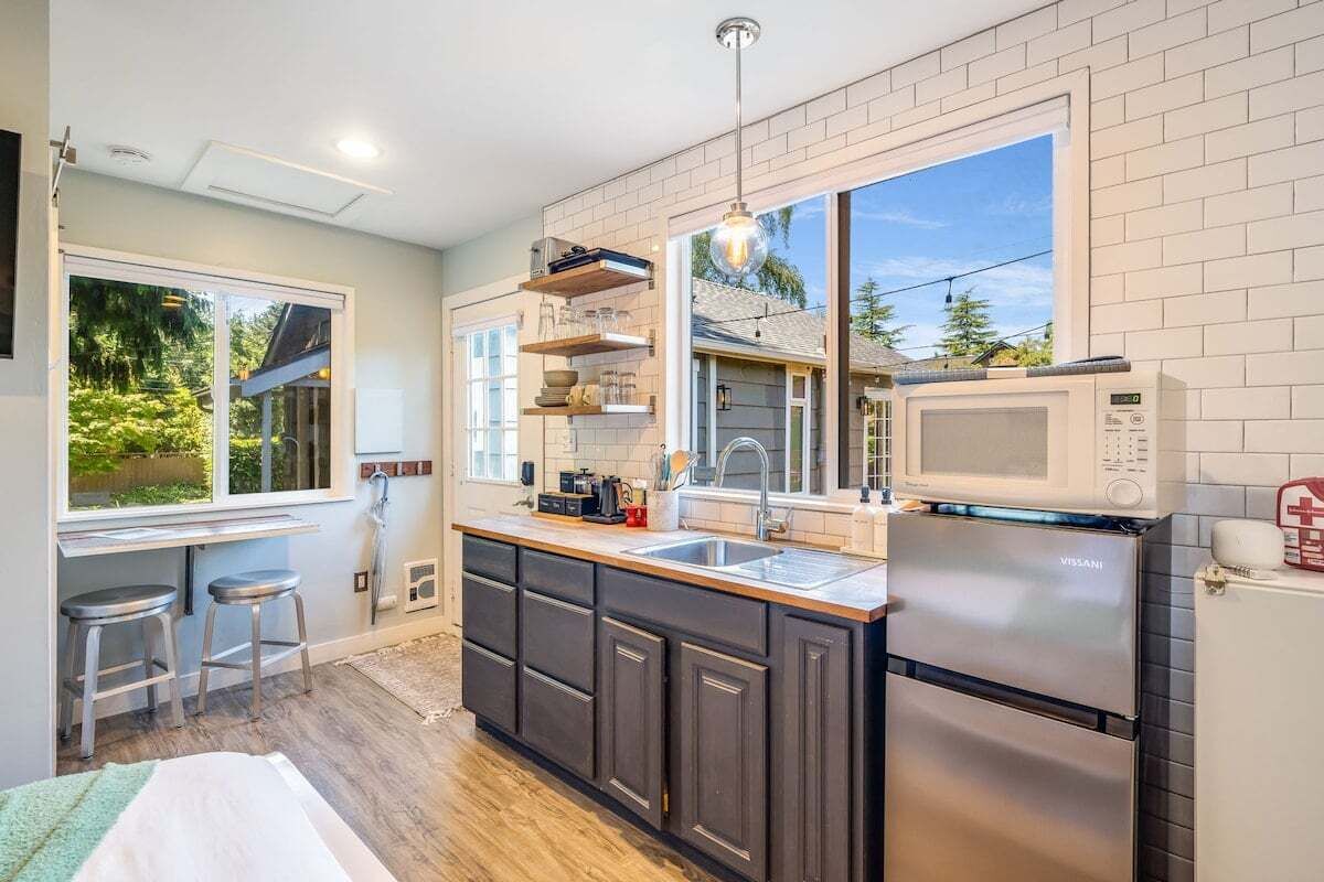 Kjøleskap, mikrobølgeovn, kaffetrakter/tekoker og brødrister