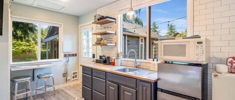 Frigorífico, microondas, cafetera o tetera y tostadora