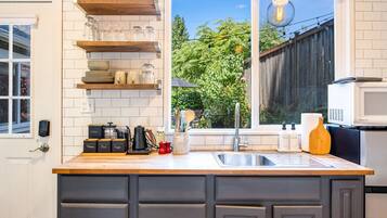 Kjøleskap, mikrobølgeovn, brødrister og kjøkkenutstyr