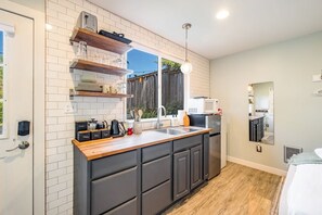 Fridge, microwave, coffee/tea maker, toaster - Perch - Great Ballard location! Modern Studio w/parking (Seattle)