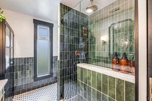 Ducha, secador de pelo, toallas