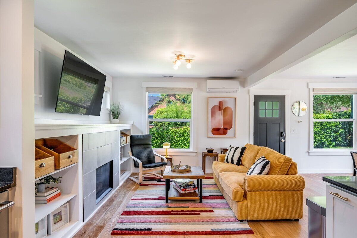 Una Smart TV, una chimenea