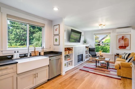 Interior. Perch - Ballard Delight: Great Ballard location! Spacious House w/parking