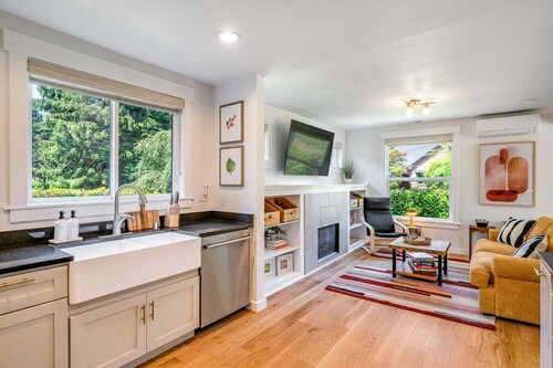 Perch - Ballard Delight: Great Ballard location! Spacious House w/parking