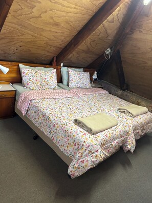 2 bedrooms, iron/ironing board, travel cot, free WiFi