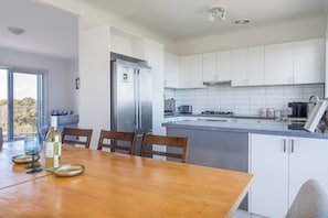 Réfrigérateur, four à micro-ondes, un four, surface de cuisson