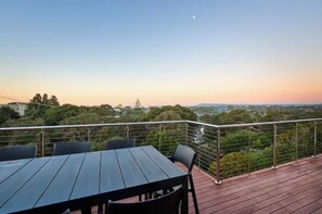 Outdoor dining - Blairgowrie Beach Haven - sleeps 10. Stay 2 nights, get 1 free until 31 July (Blairgowrie)