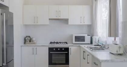Charming 2-bedroom spacious family cottage with AC, Wi-Fi in soothing Thornlie