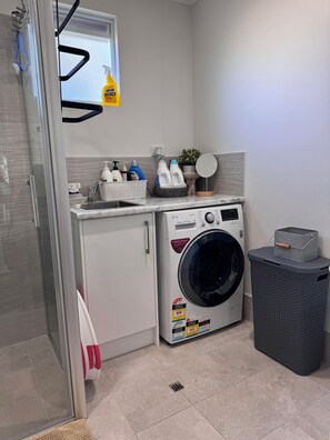 Haartrockner, Handtücher, Seife, Toilettenpapier