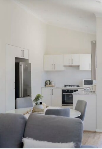 Charming 2-bedroom spacious family cottage with AC, Wi-Fi in soothing Thornlie