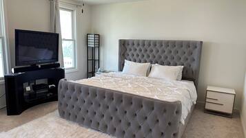 4 bedrooms, desk, WiFi, bed sheets