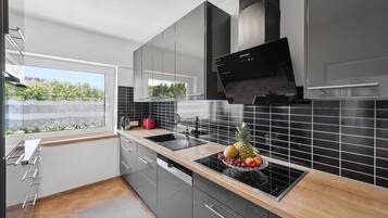 Réfrigérateur, plaque de cuisson, lave-vaisselle, cafetiÚre/bouilloire