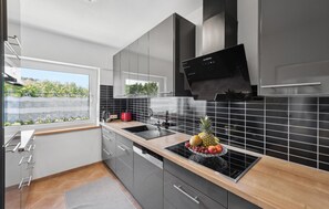 Kjøleskap, kokeplater, oppvaskmaskin og kaffetrakter/tekoker