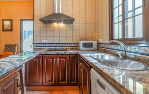 Geladeira, micro-ondas, cooktop, lava-louças