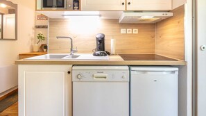 Réfrigérateur, four à micro-ondes, lave-vaisselle, cafetière-théière