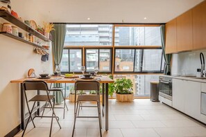 Fridge, microwave, oven, stovetop - Riverside Apartment
In the heart of the Melbourne CBD.
Located in free-tram-zone (Melbourne)
