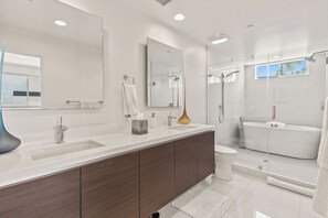 Articles de toilette écologiques, sÚche-cheveux, serviettes fournies