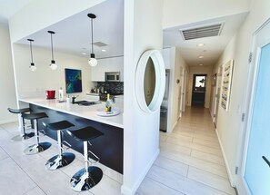 Kylskåp, mikrovågsugn, ugn och spishäll