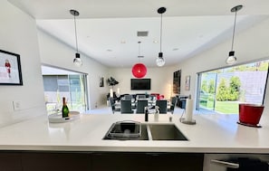 Coffee/tea maker, fridge, microwave, oven - New! Audrey's Luxury Retreat - Walk Downtown (Palm Springs)