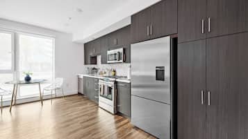 Køleskab, mikrobølgeovn, ovn, kogeplade