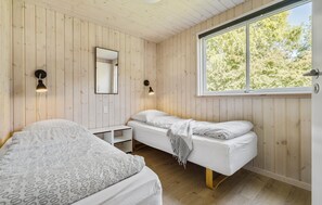 7 bedrooms, travel crib, free WiFi - Gorgeous home in Højby with sauna (Højby)