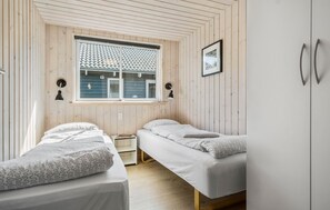 7 bedrooms, travel cot, free WiFi - Gorgeous home in Højby with sauna (Højby)