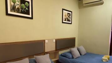 Family Single Room, Pool View | Langsir/tirai gelap terus, seterika/papan seterika, Wi-fi percuma