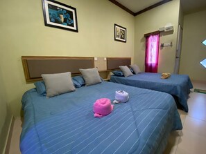 Familie-enkeltrom, bassengutsikt | Blendingsgardiner, strykejern/-brett og wi-fi (inkludert)