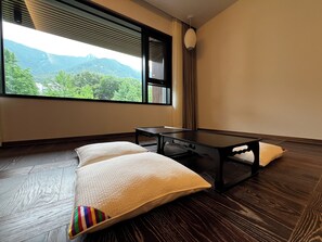 Suíte família, vista para a montanha | Edredons de pluma, escrivaninha, espaço de trabalho para notebook