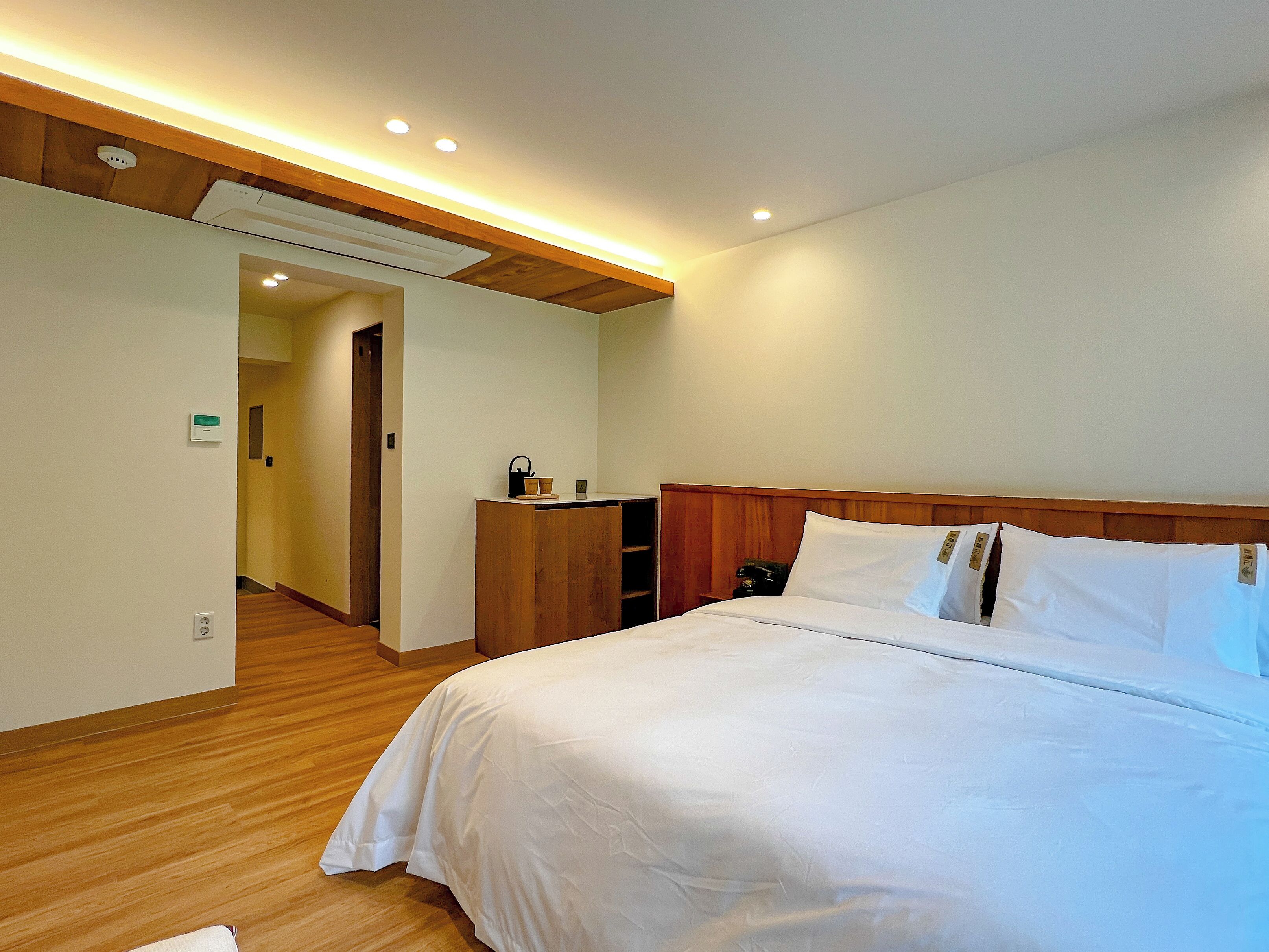 Juniorrum - utsikt mot bergen (Suite) | Duntäcken, skrivbord, arbetsyta för laptop och mörkläggningsgardiner