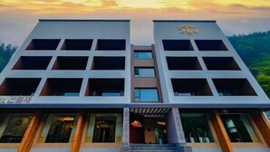 A modern building with a symmetrical facade, large windows, and a central entrance. - HOTEL KANWOLGE (Ulsan)