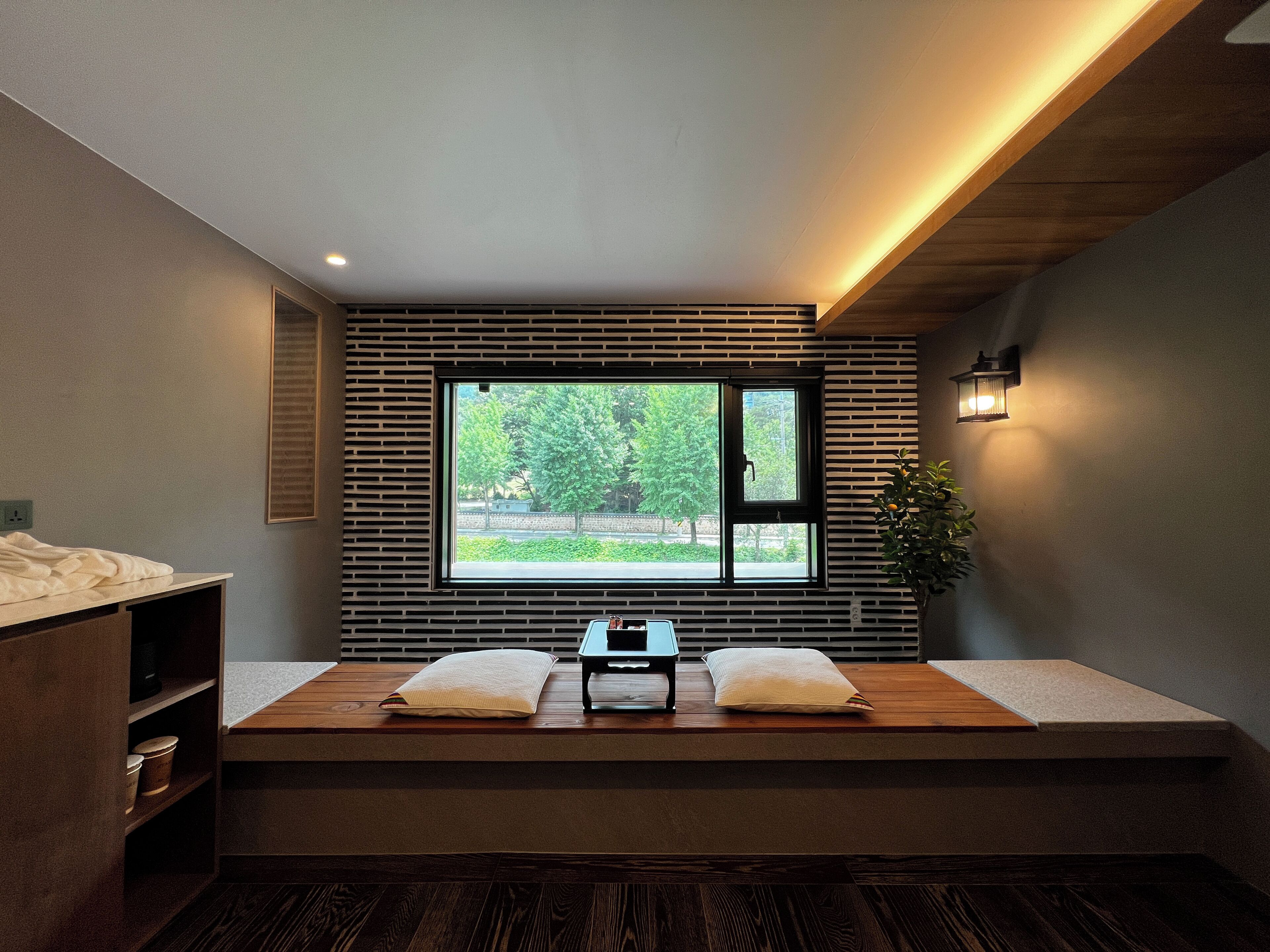 Suite Double Sauna Mountain View | Down comforters, desk, laptop workspace, blackout drapes