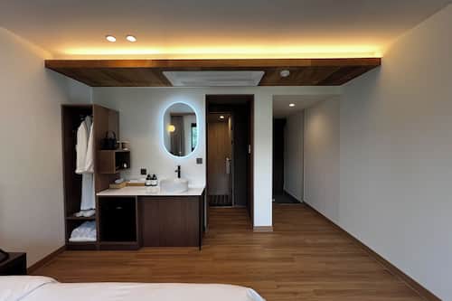 Deluxe Room, Mountain View | Down comforters, desk, laptop workspace, blackout drapes