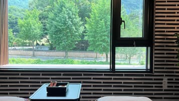 套房, 桑拿浴, 山景 (Double) | 1 多间卧室、羽绒被、办公桌、笔记本电脑工作区