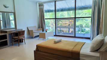 Executive Double Room, City View | Living area