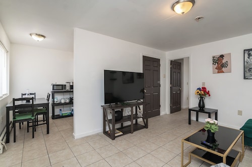 Cozy 1-Bedroom Retreat in Dayton: Perfectly Located Near 3 Top Hospitals!