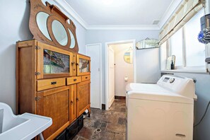 Douche, sèche-cheveux, serviettes fournies