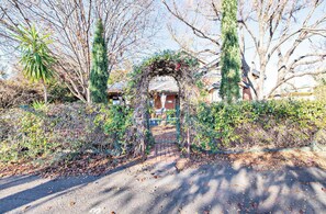 Property grounds - Kilbirnie - Grand Heritage Stay Close to CBD (Dubbo)