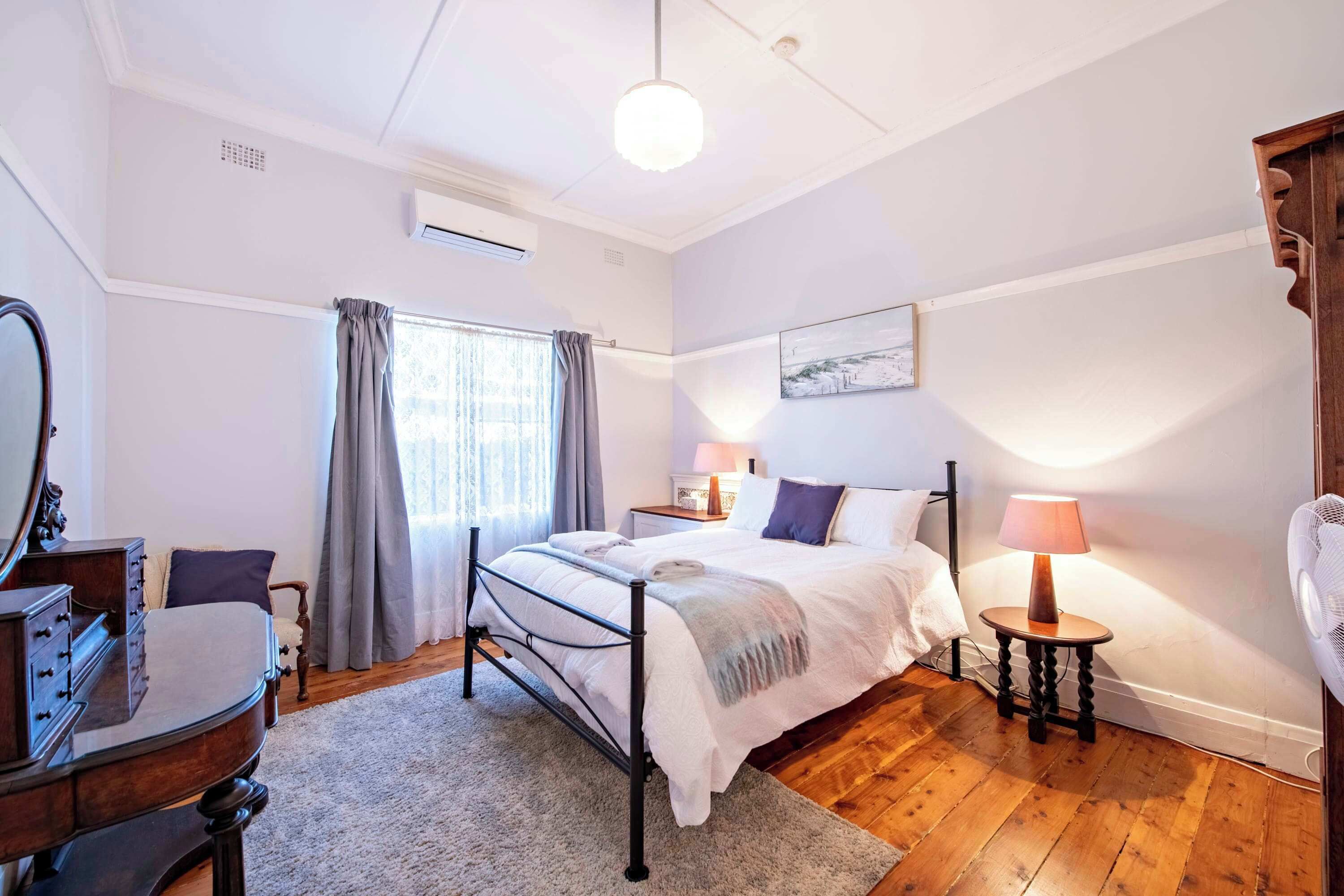 5 sovrum, skrivbord, strykjärn/strykbräda och resesäng