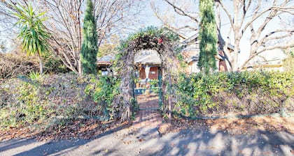 Kilbirnie - Stroll to CBD, Heritage, Sleeps 10, Perfect for Orana Outdoor Show