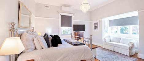 5 habitaciones, escritorio y tabla de planchar con plancha