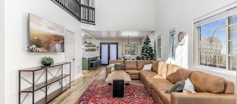 Ski in/Ski out cabin. 5 bedrooms. 4 king beds. Bunk room. Fast WiFi. Sleeps 25+