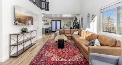 Ski in/Ski out cabin. 5 bedrooms. 4 king beds. Bunk room. Fast WiFi. Sleeps 25+