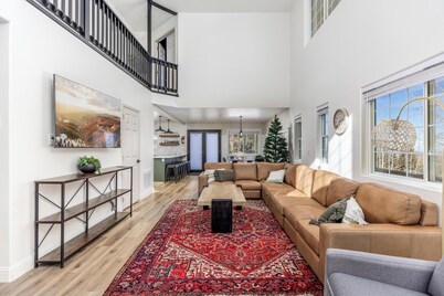 Ski in/Ski out cabin. 5 bedrooms. 4 king beds. Bunk room. Fast WiFi. Sleeps 25+