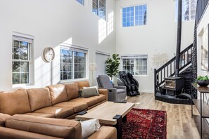 Smart TV, fireplace, video games, table football - Ski in/Ski out cabin. 5 bedrooms. 4 king beds. Bunk room. Fast WiFi. Sleeps 25+ (Brian Head)