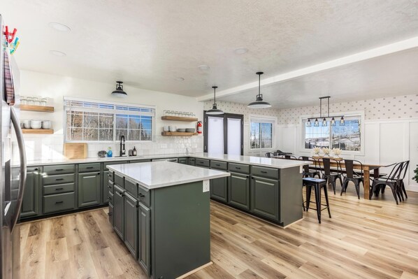 Fridge, microwave, oven, stovetop - Ski in/Ski out cabin. 5 bedrooms. 4 king beds. Bunk room. Fast WiFi. Sleeps 25+ (Brian Head)