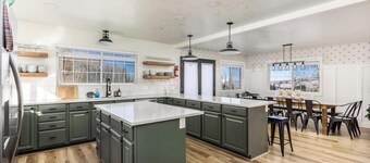 Ski in/Ski out cabin. 5 bedrooms. 4 king beds. Bunk room. Fast WiFi. Sleeps 25+