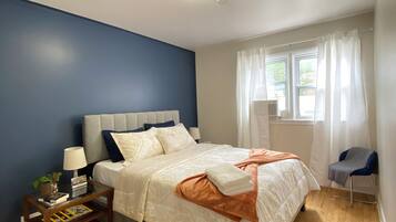 3 bedrooms, desk, iron/ironing board, travel crib